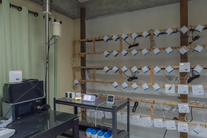 Testing air quality monitors against a reference