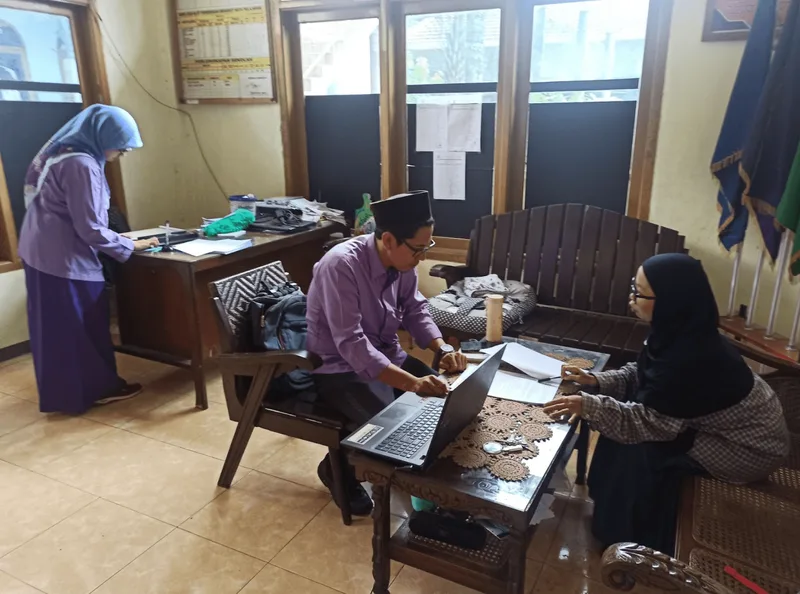 The NIHR (National Institute for Health and Care Research) Universitas Brawijaya team discusses the extension of air sensor installation with local education representatives in Bendo Hamlet, Sumberejo Village.